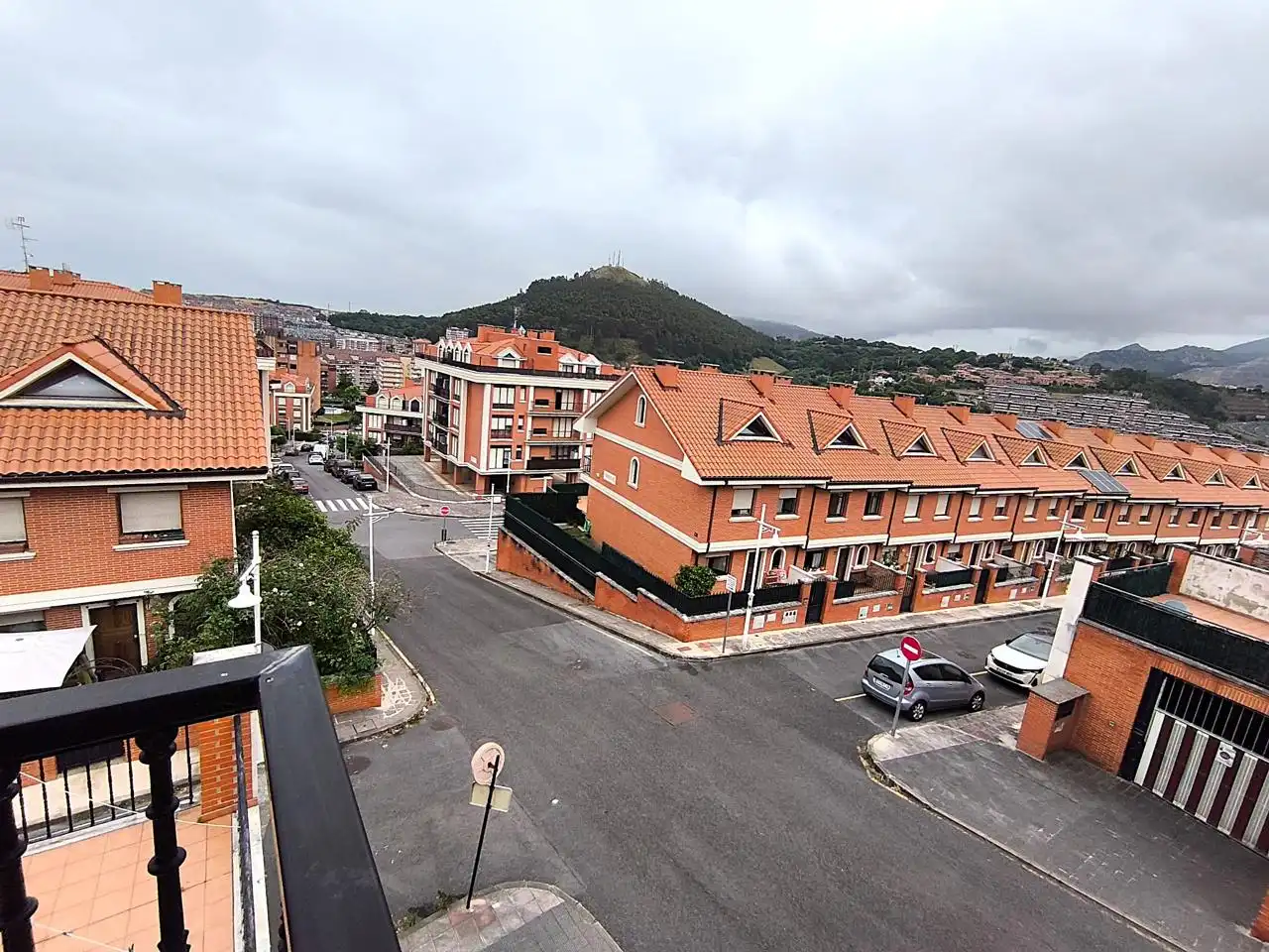 Vista exterior de Casa adosada en venta en Castro-Urdiales con Calefacción, Terraza y Balcón