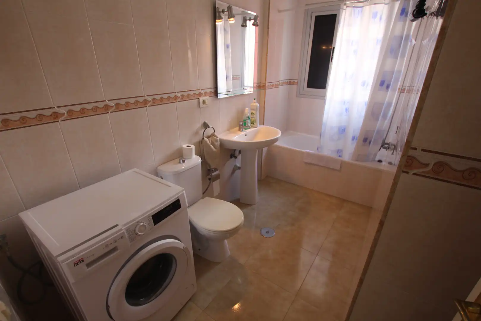 Badezimmer von Wohnung zum Verkauf in Arona mit Möbliert, Ofen und Waschmaschine
