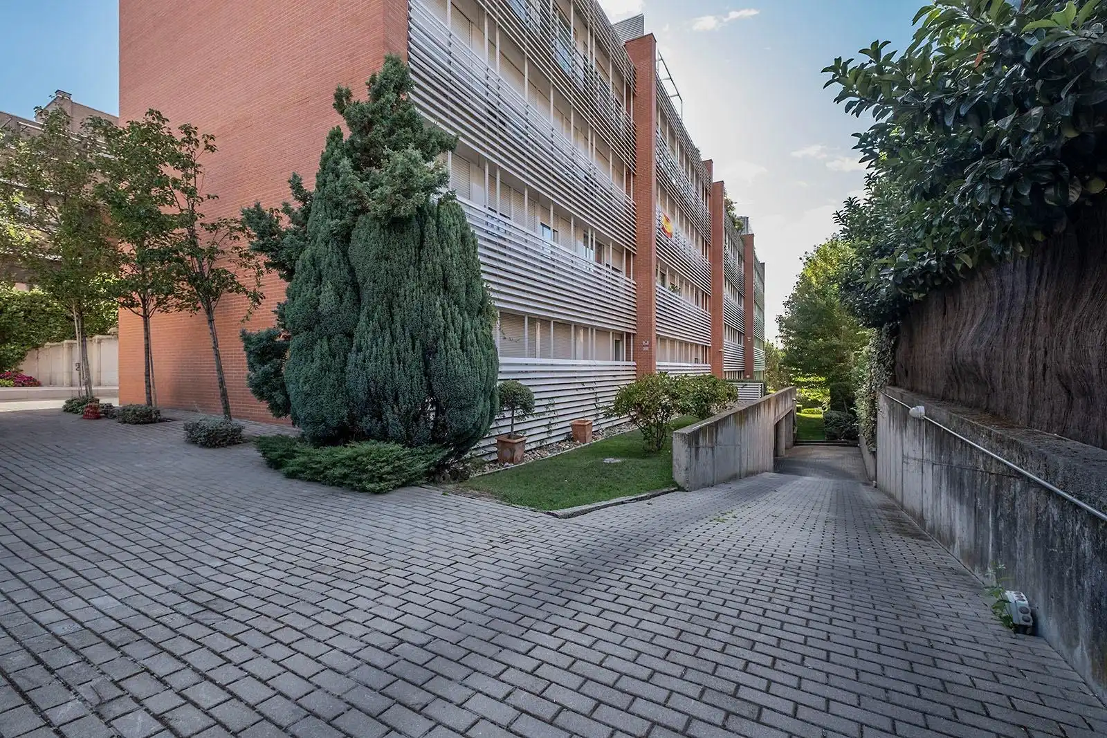 Vista exterior de Ático de alquiler en Pozuelo de Alarcón con Aire acondicionado, Calefacción y Jardín privado