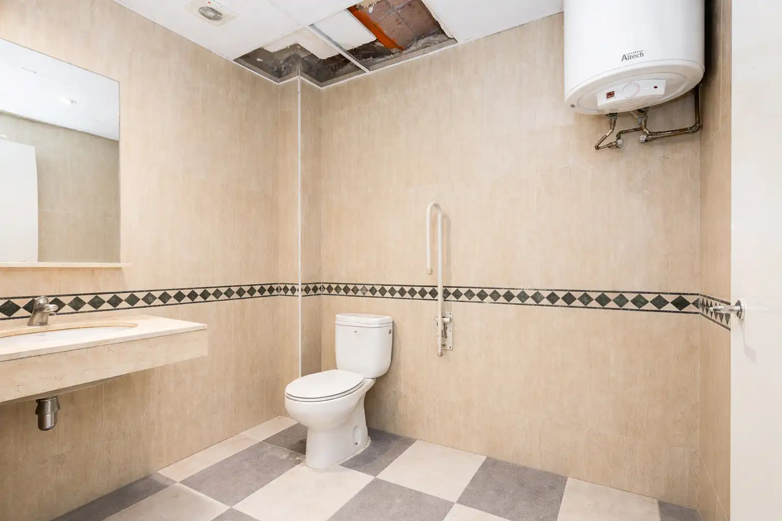 Bathroom of Study for sale in Barcelona  with Heating, Terrace and Oven