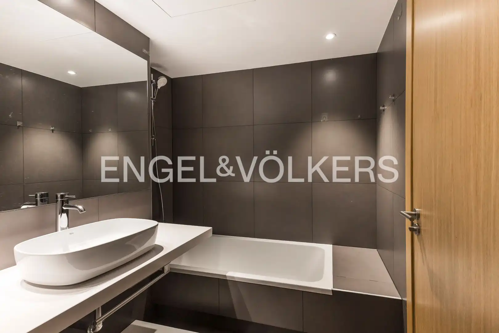 Bathroom of Flat for rent in Madrid  with Air Conditioner, Heating and Storage room