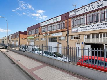 Nau industrial de lloguer a Calle del Valle de Tobalina 54