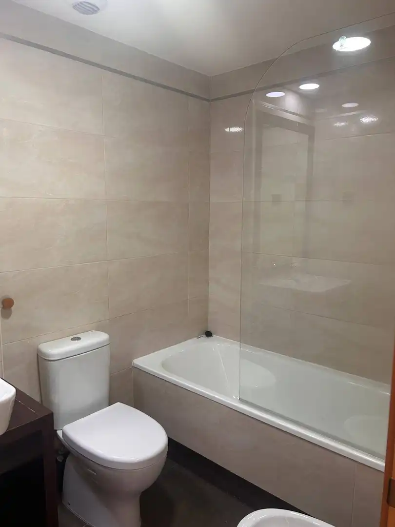 Baño de Piso de alquiler en Madrid con Trastero y Piscina comunitaria
