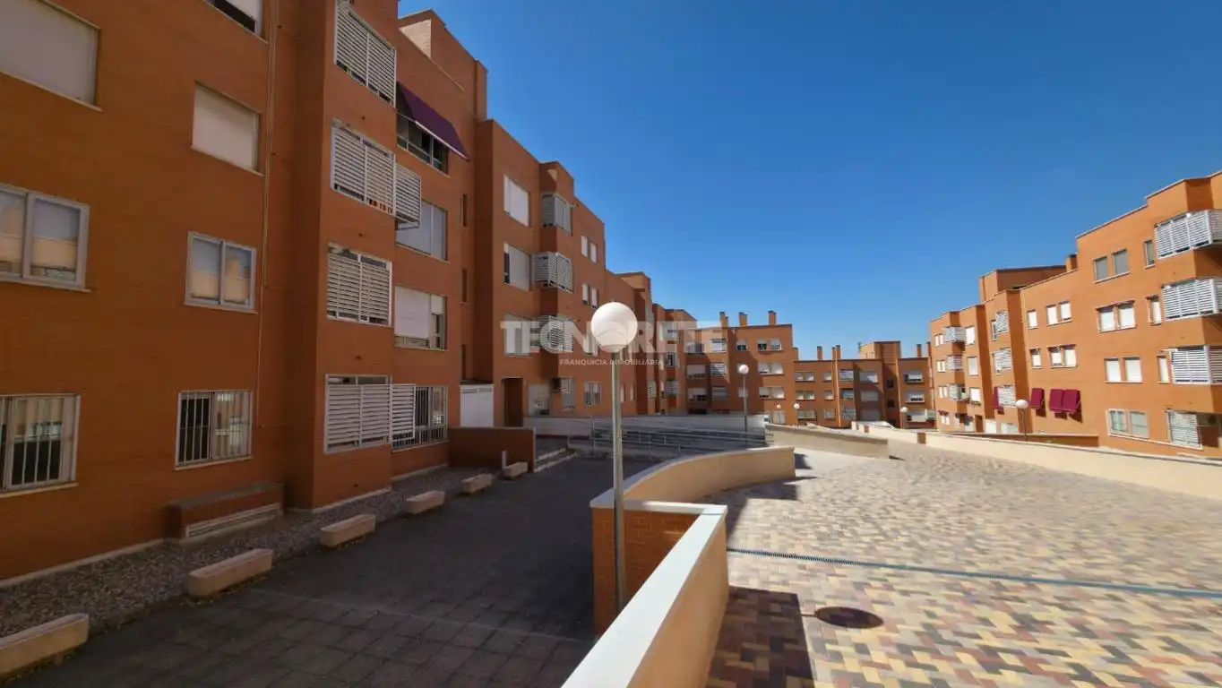 Vista exterior de Piso en venta en Guadalajara con Calefacción y Jardín privado