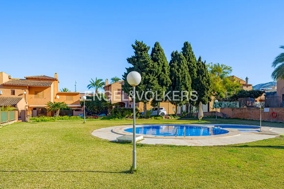 Piscina de Casa adosada en venta en Benidorm con Aire acondicionado, Jardín privado y Piscina comunitaria