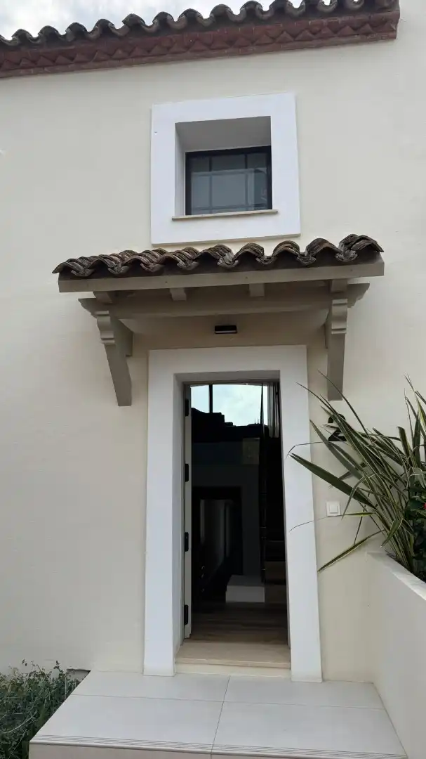 Terrasse von Einfamilien-Reihenhaus zum Verkauf in Estepona mit Klimaanlage, Terrasse und Ofen