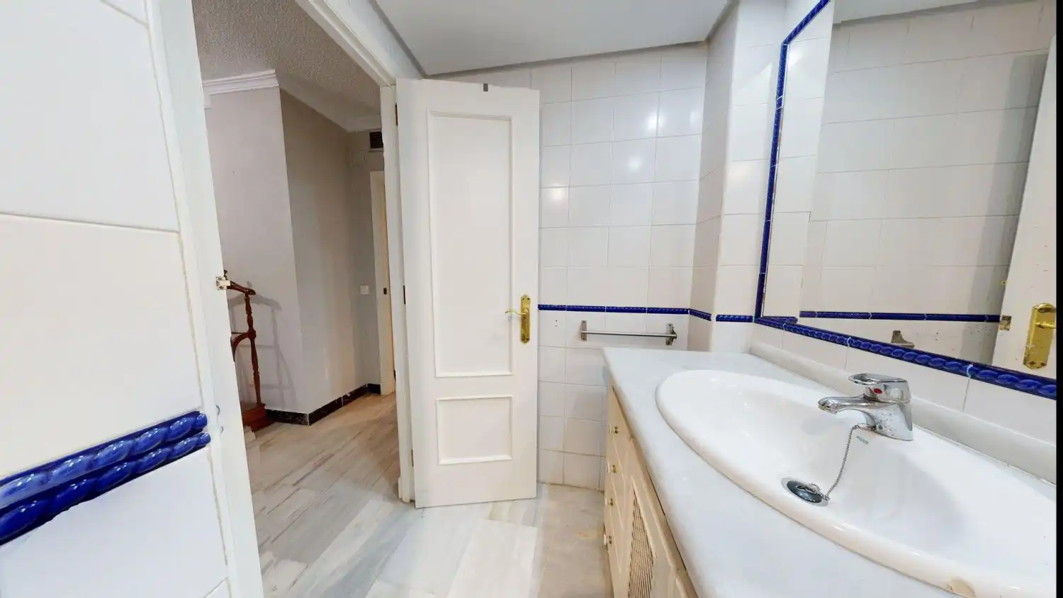 Badezimmer von Wohnung zum Verkauf in San Juan de Aznalfarache mit Klimaanlage, Heizung und Abstellraum