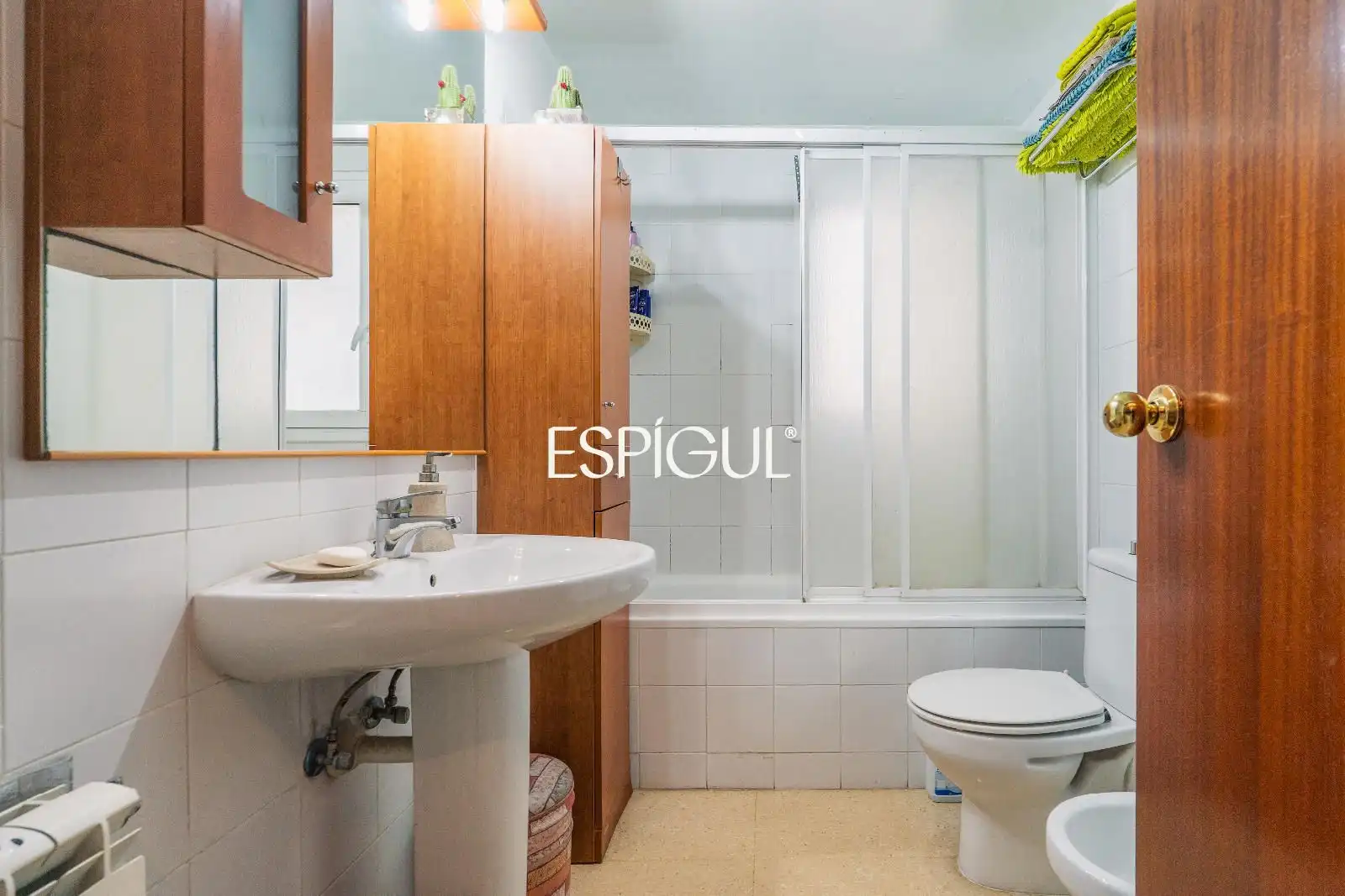 Badezimmer von Wohnung zum Verkauf in Salt mit Heizung, Möbliert und Ofen
