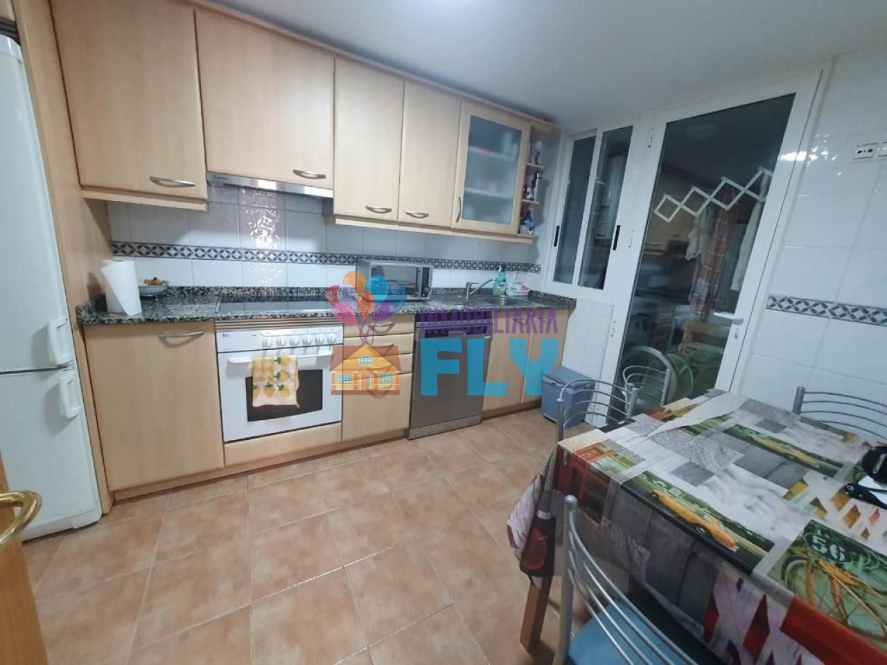 Cuina de Pis en venda en Ourense Capital  amb Calefacció, Parquet i Moblat