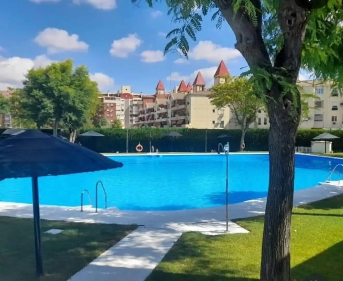 Piscina de Pis en venda en Sevilla amb Aire condicionat i Terrassa