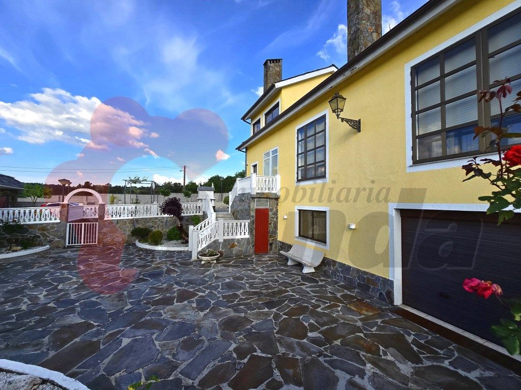 Vista exterior de Casa o xalet en venda en Lugo Capital