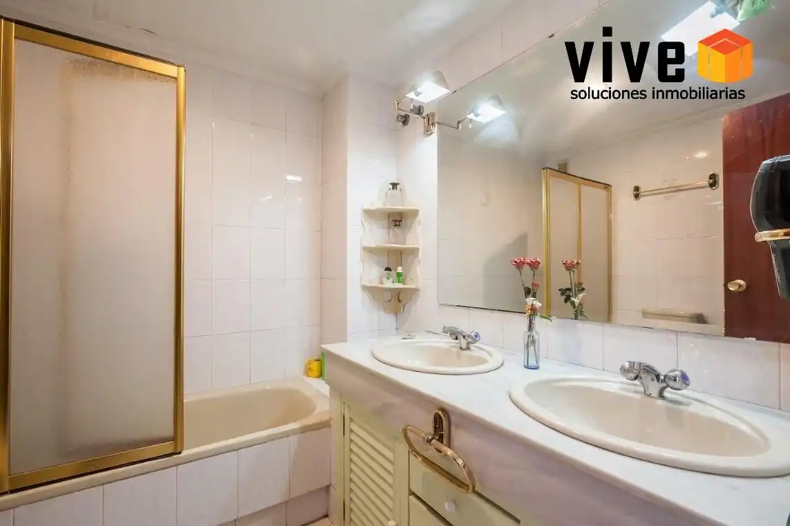 Bathroom of Flat for sale in Sevilla  with Air Conditioner and Terrace