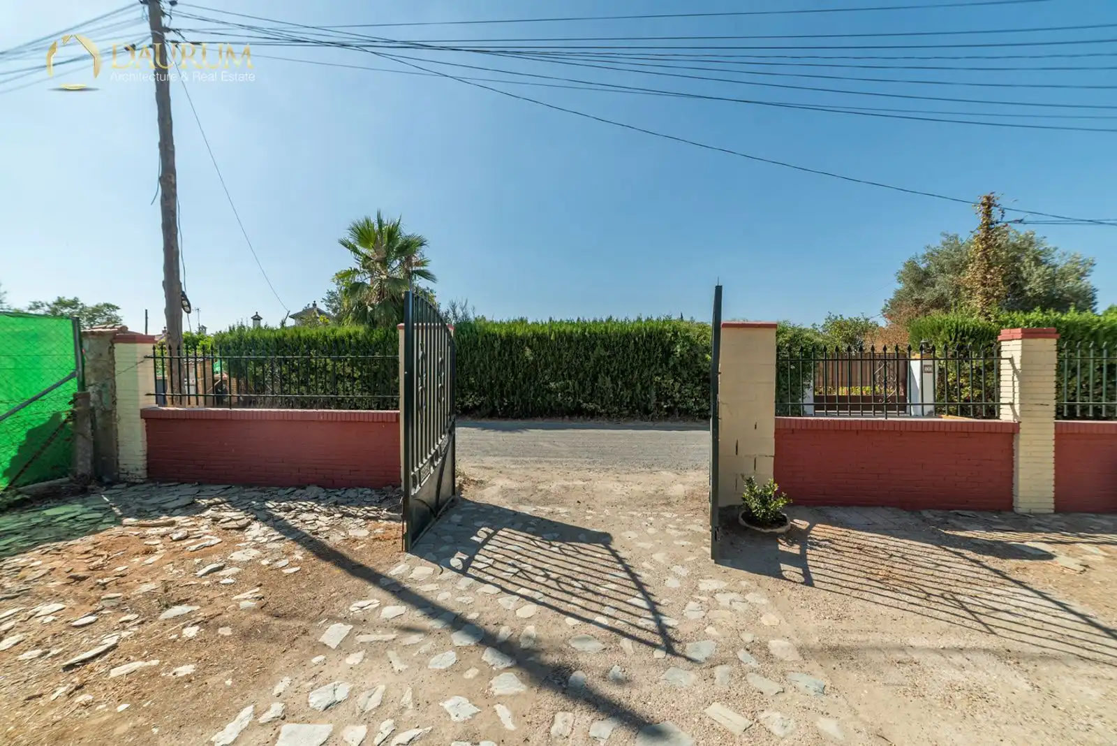 Vista exterior de Casa o xalet en venda en La Rinconada amb Aire condicionat, Calefacció i Piscina