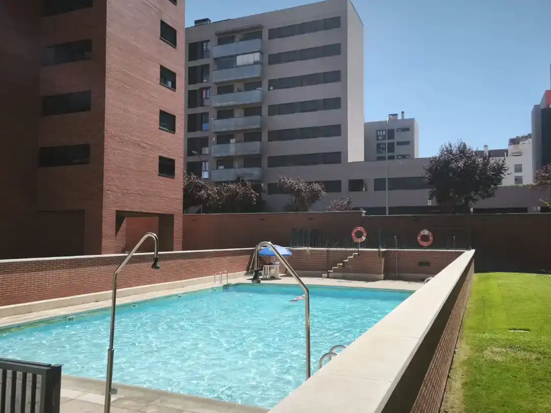 Swimming pool of Flat for sale in  Madrid Capital  with Air Conditioner and Swimming Pool