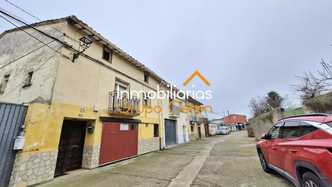 Vista exterior de Casa o xalet en venda en Bañares amb Calefacció, Jardí privat i Terrassa