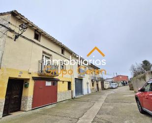 Vista exterior de Casa o xalet en venda en Bañares amb Calefacció, Jardí privat i Terrassa
