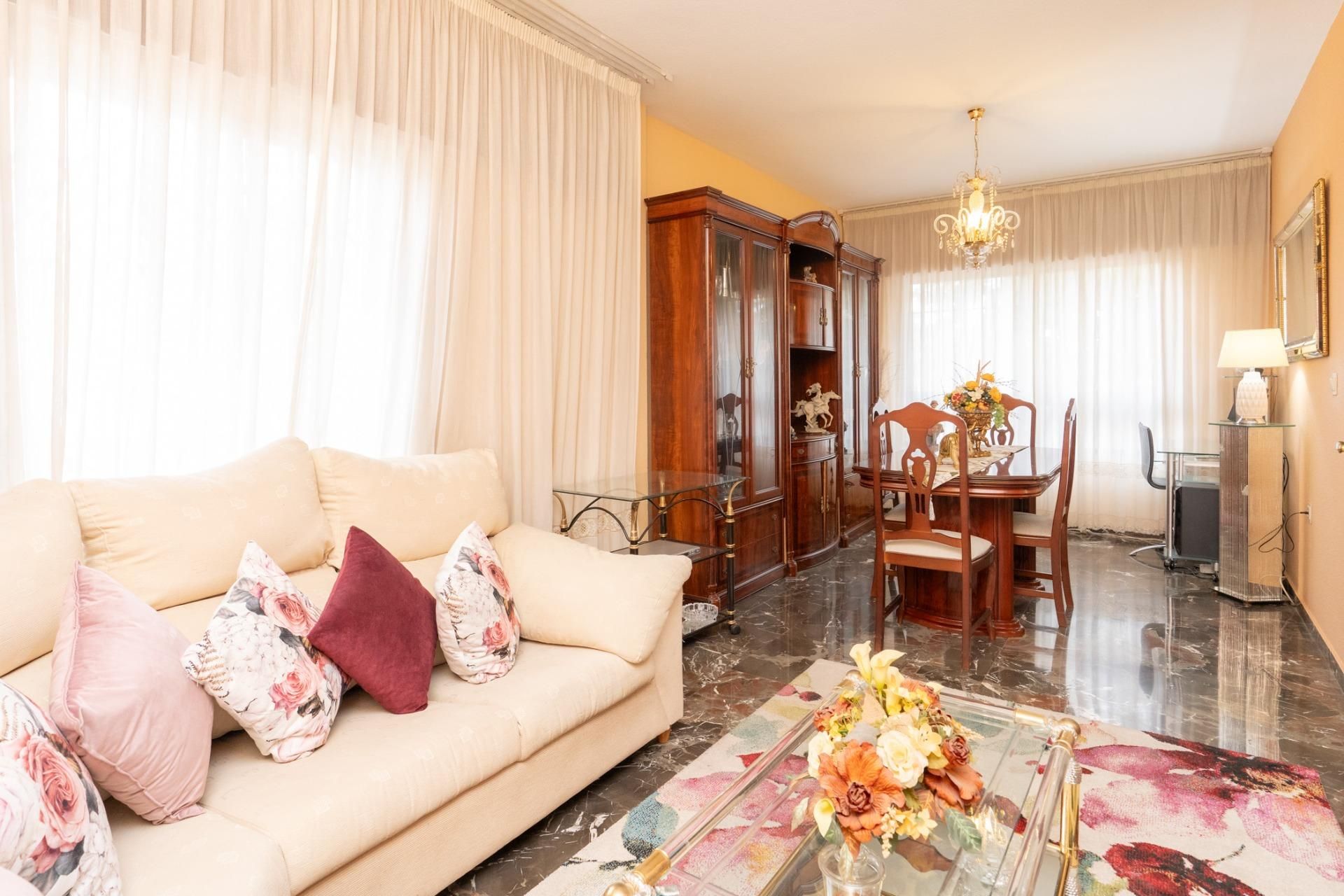 Sala d'estar de Casa o xalet en venda en Motril amb Aire condicionat i Balcó