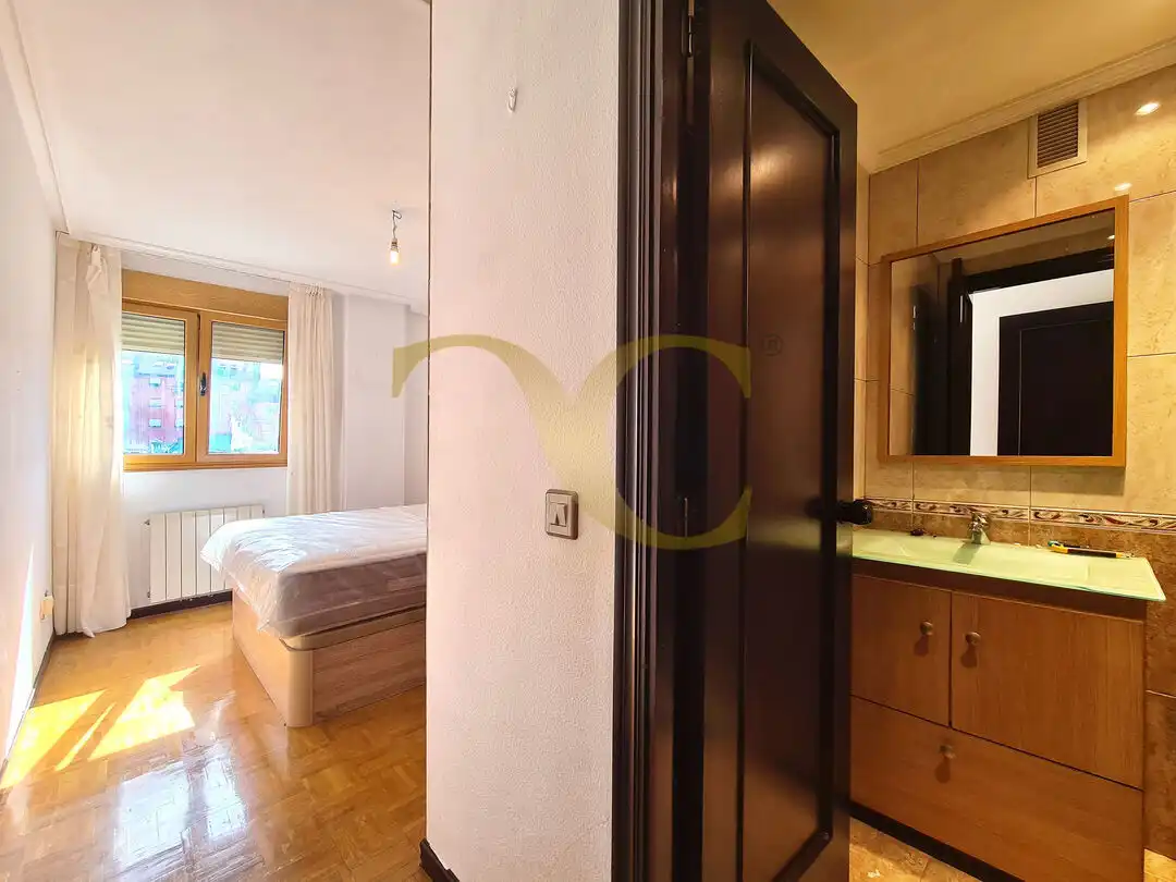 Habitación de Piso en venta en Oviedo  con Calefacción y Trastero