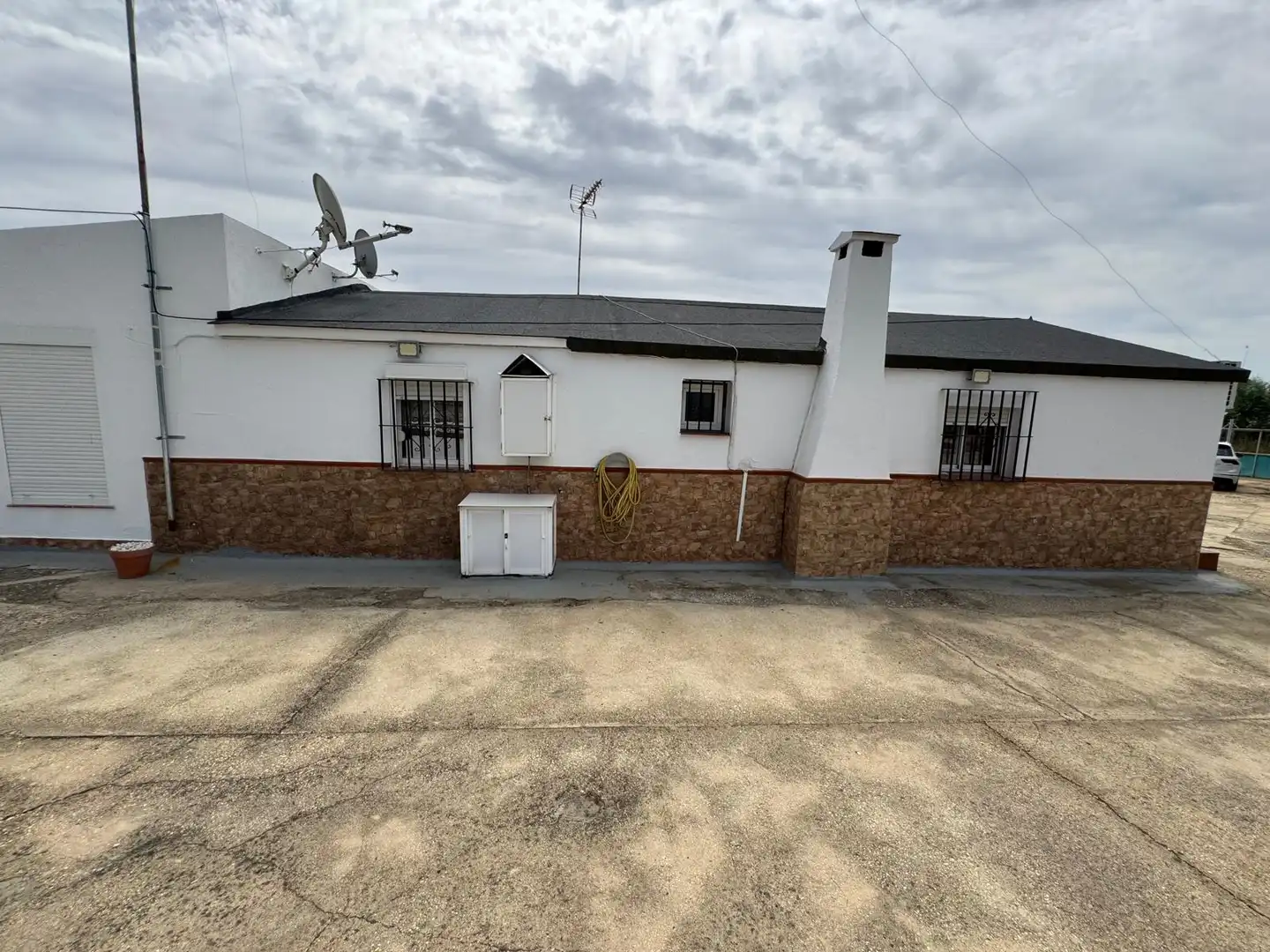 Außenansicht von Country house zum Verkauf in Lucena del Puerto mit Schwimmbad