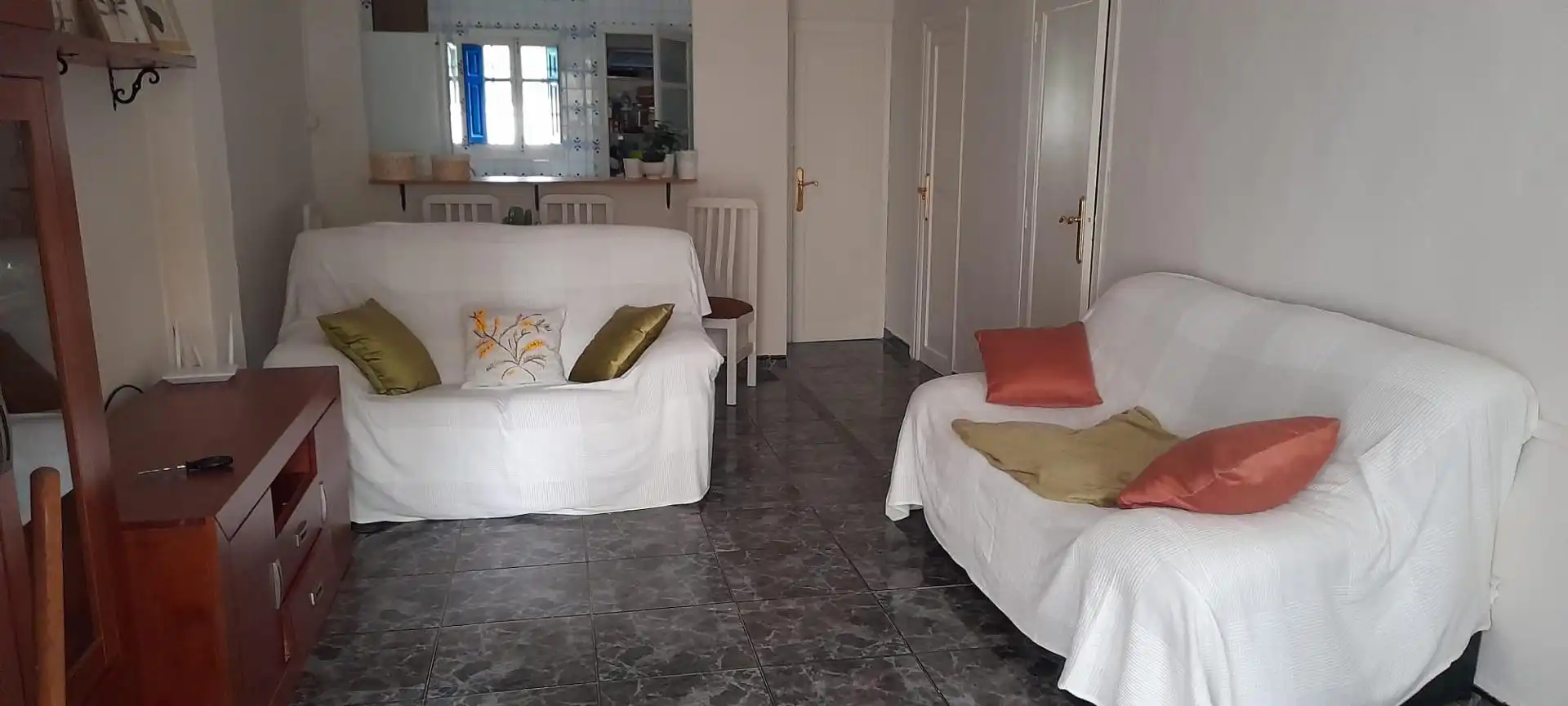 Sala d'estar de Casa adosada en venda en Chiva amb Jardí privat i Terrassa