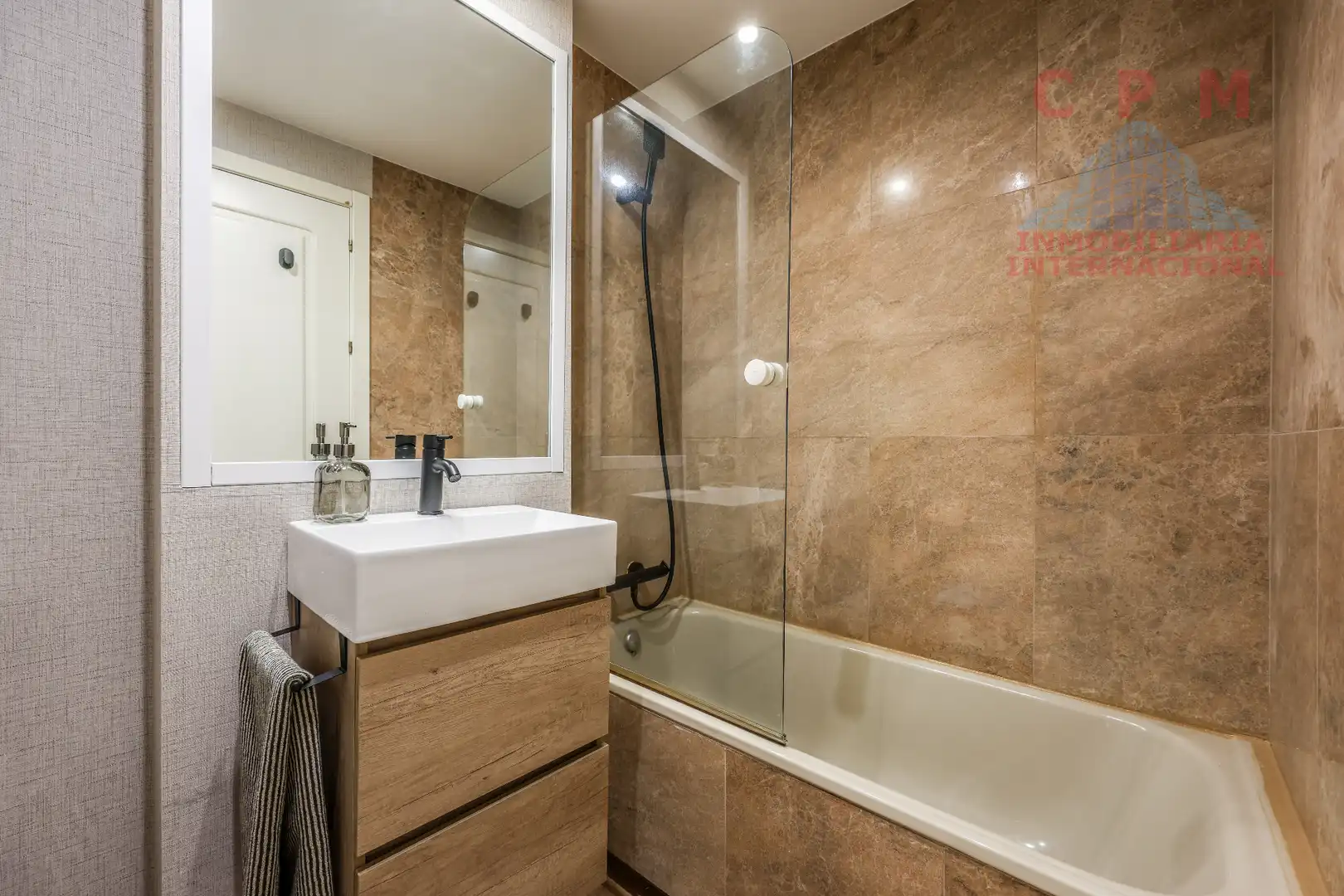 Baño de Piso de alquiler en Madrid con Aire acondicionado, Calefacción y Parquet