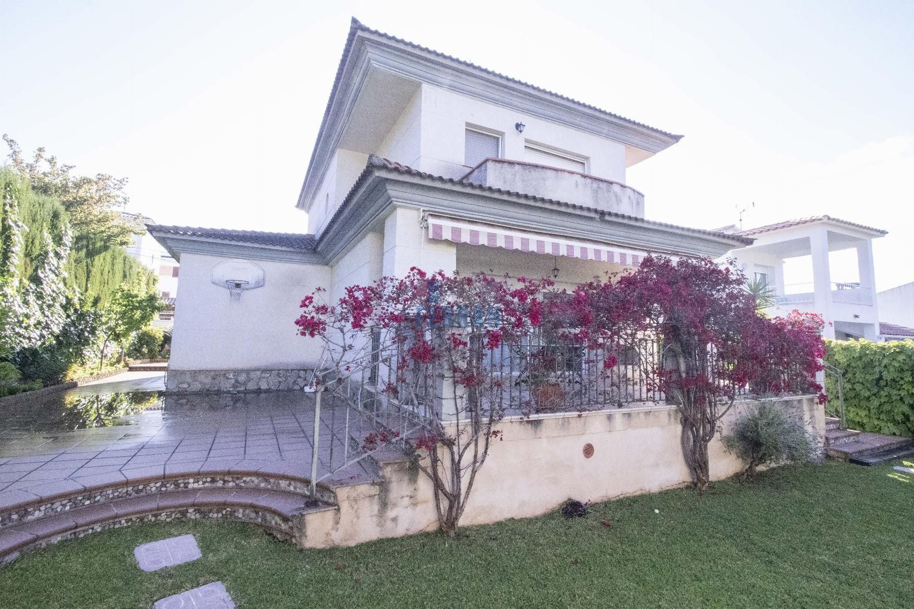Exterior view of House or chalet for sale in El Vendrell  with Air Conditioner, Heating and Terrace