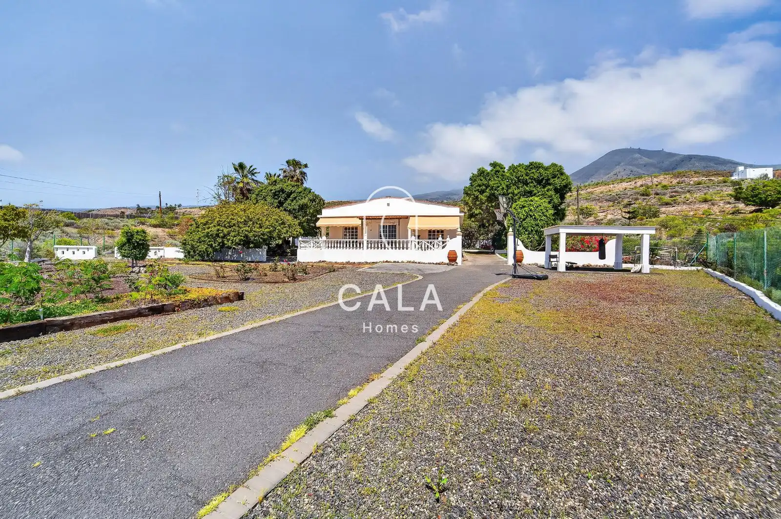 Vista exterior de Casa o xalet en venda en Guía de Isora amb Aire condicionat, Calefacció i Jardí privat