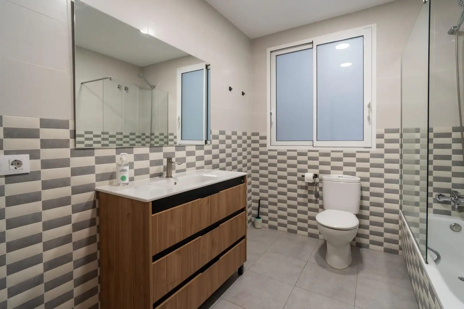 Bathroom of Flat for rent in Valencia  with Air Conditioner, Heating and Furnished