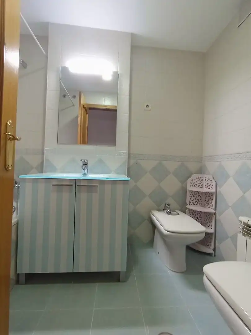 Badezimmer von Wohnung zur Miete in Parla mit Heizung, Parkett und Ofen