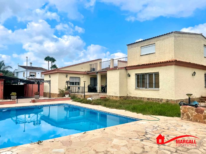 Vista exterior de Casa o chalet en venta en Riba-roja de Túria con Jardín privado, Terraza y Piscina