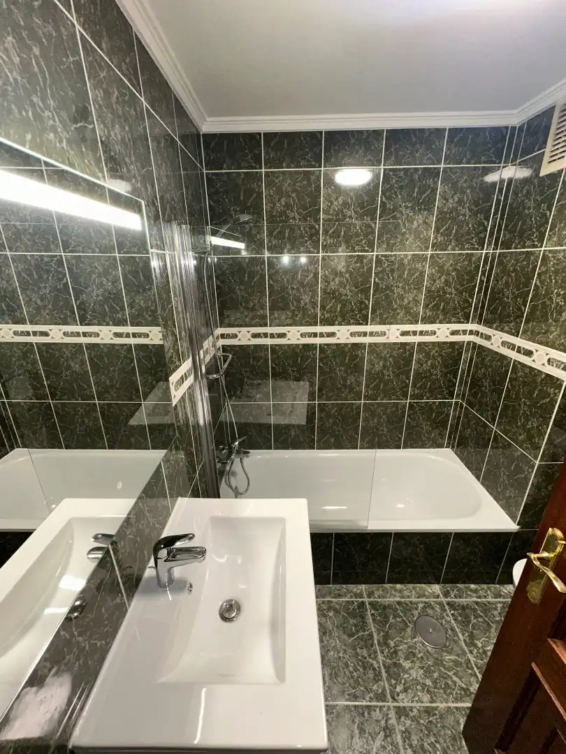 Bathroom of Flat for sale in Ourense Capital   with Heating, Parquet flooring and Storage room