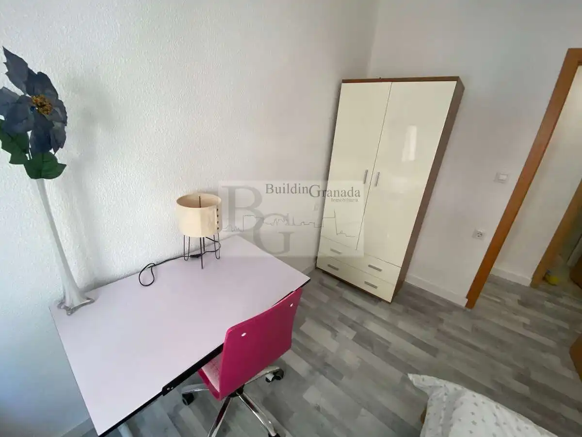 Habitación de Piso de alquiler en Granada con Aire acondicionado, Terraza y Amueblado