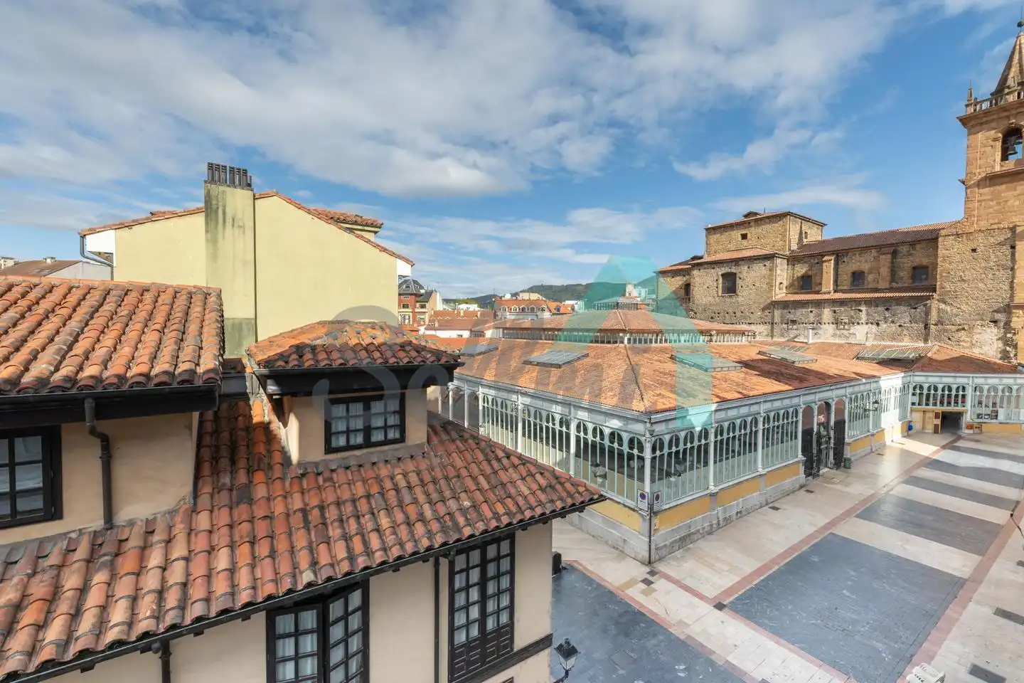 Vista exterior de Pis de lloguer en Oviedo  amb Calefacció, Parquet i Moblat