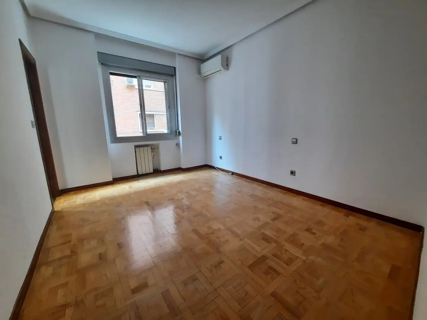 Schlafzimmer von Wohnung zur Miete in Madrid mit Klimaanlage, Heizung und Parkett