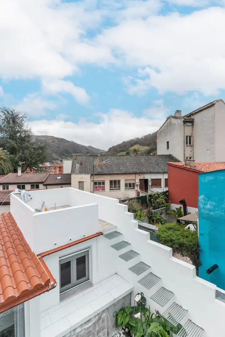 Außenansicht von Einfamilien-Reihenhaus zum Verkauf in Mieres (Asturias) mit Heizung, Terrasse und Abstellraum
