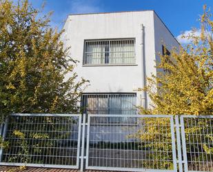 Vista exterior de Nau industrial de lloguer en Esplugues de Llobregat