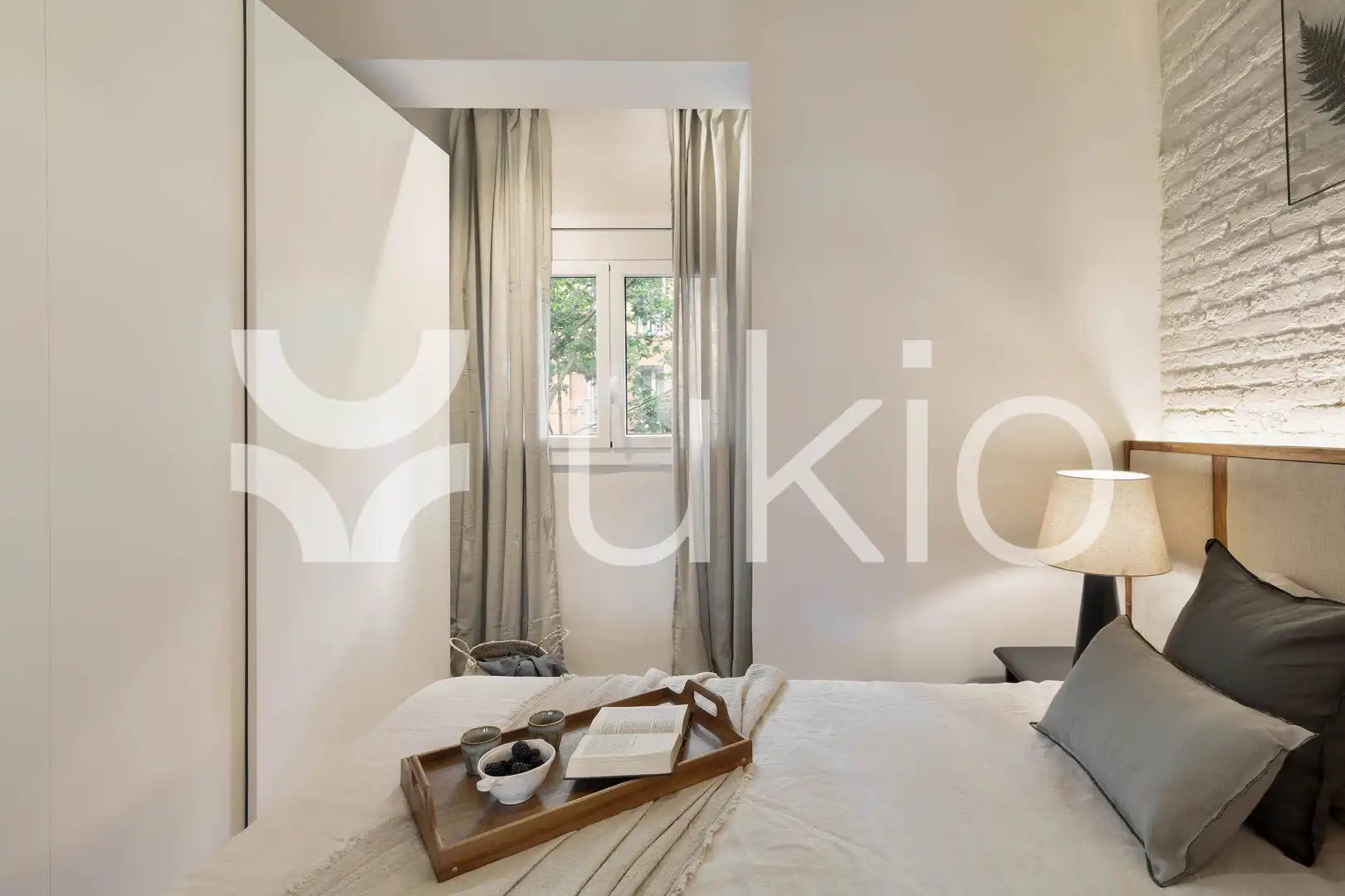 Dormitori de Apartament de lloguer en Barcelona amb Aire condicionat, Calefacció i Moblat