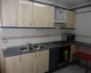 Cuina de Pis de lloguer en Cerdanyola del Vallès amb Calefacció i Moblat