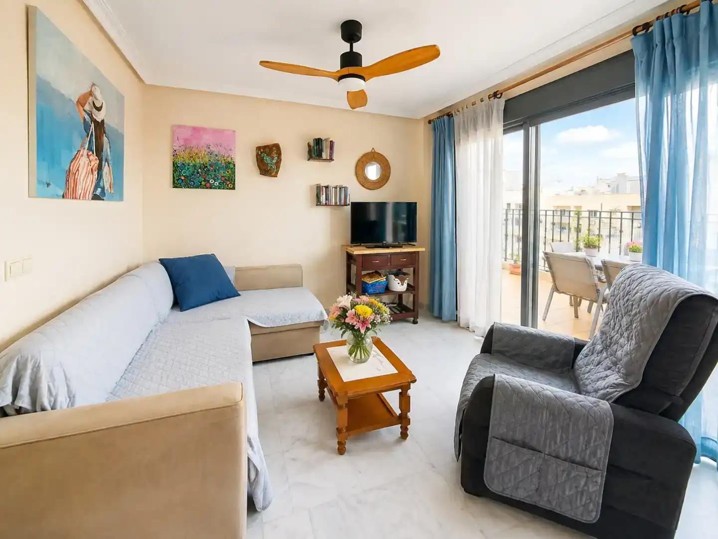 Wohnzimmer von Dachboden zur Miete in Torrevieja mit Klimaanlage