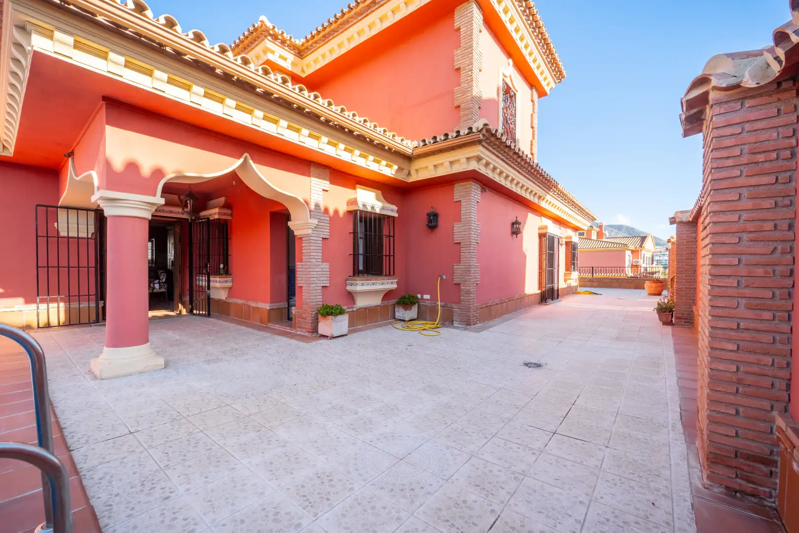 Vista exterior de Casa o chalet en venta en Mijas con Aire acondicionado, Calefacción y Jardín privado