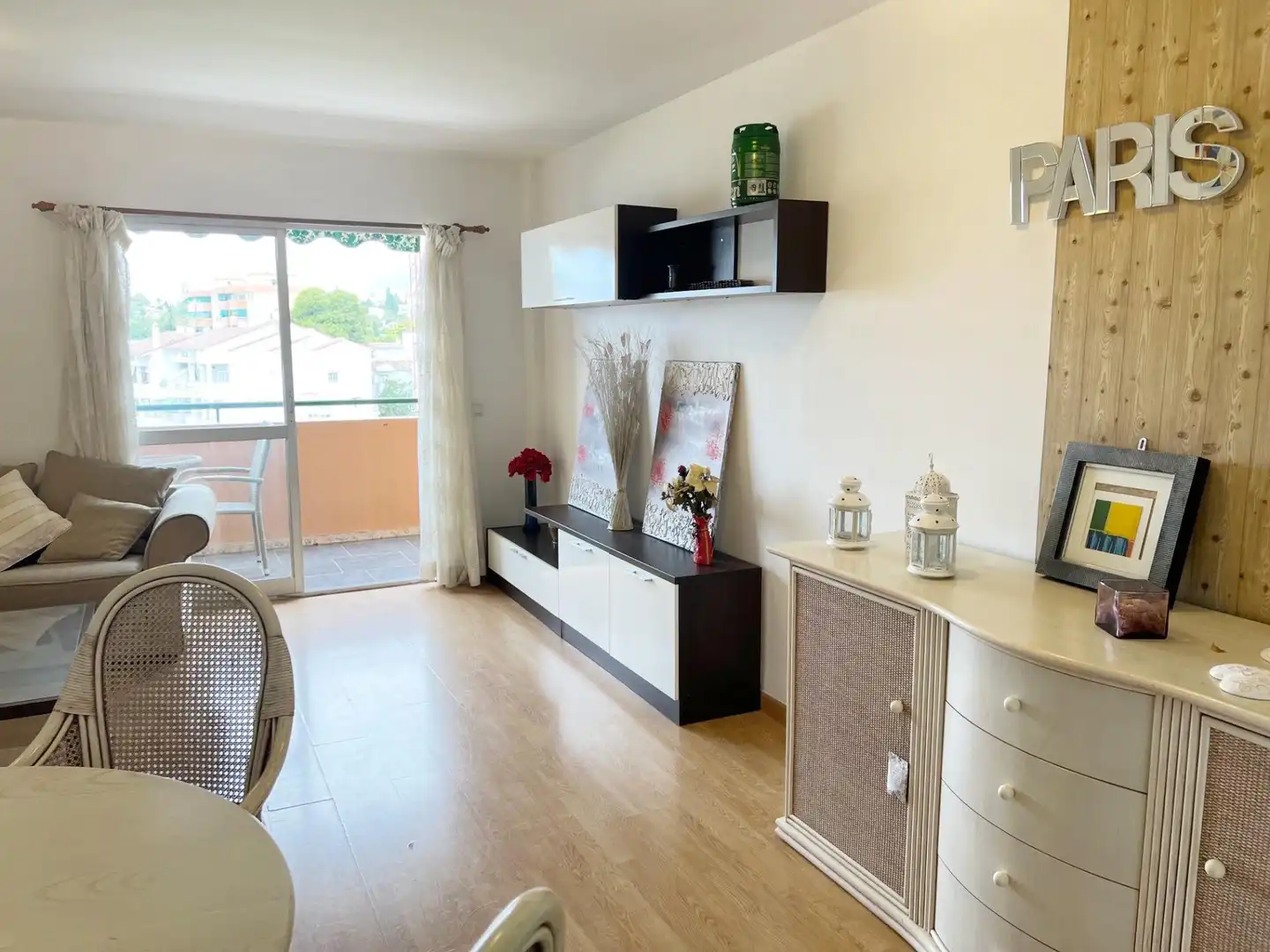 Wohnzimmer von Wohnung zum Verkauf in Torremolinos mit Klimaanlage, Privatgarten und Terrasse
