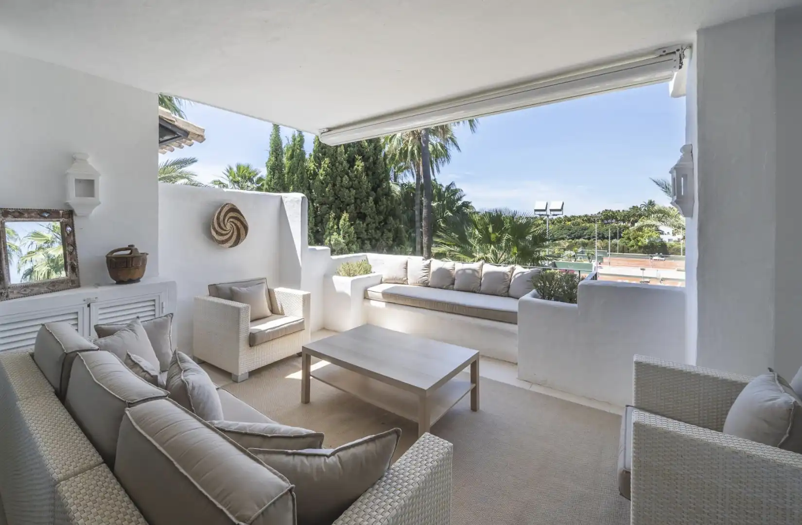 Terrasse von Dachboden zur Miete in Marbella mit Klimaanlage, Schwimmbad und Möbliert