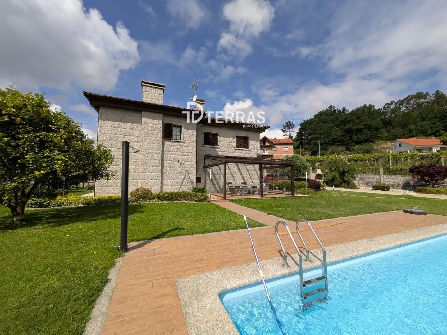 Vista exterior de Casa o xalet en venda en Barro amb Calefacció, Jardí privat i Traster