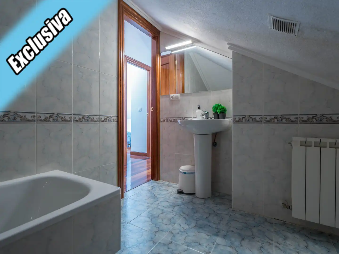 Bany de Casa o xalet en venda en Bárcena de Cicero amb Calefacció, Jardí privat i Terrassa