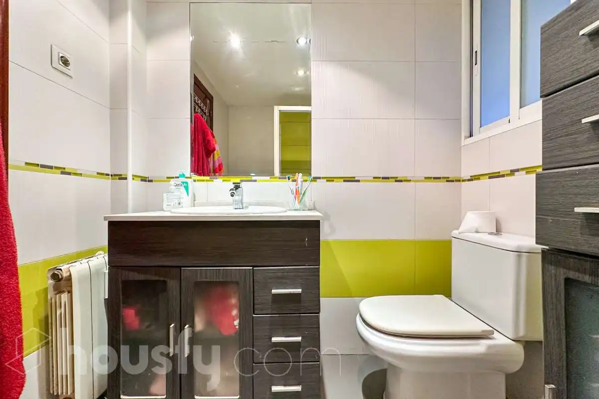 Bathroom of Flat for sale in Móstoles  with Air Conditioner, Terrace and Storage room