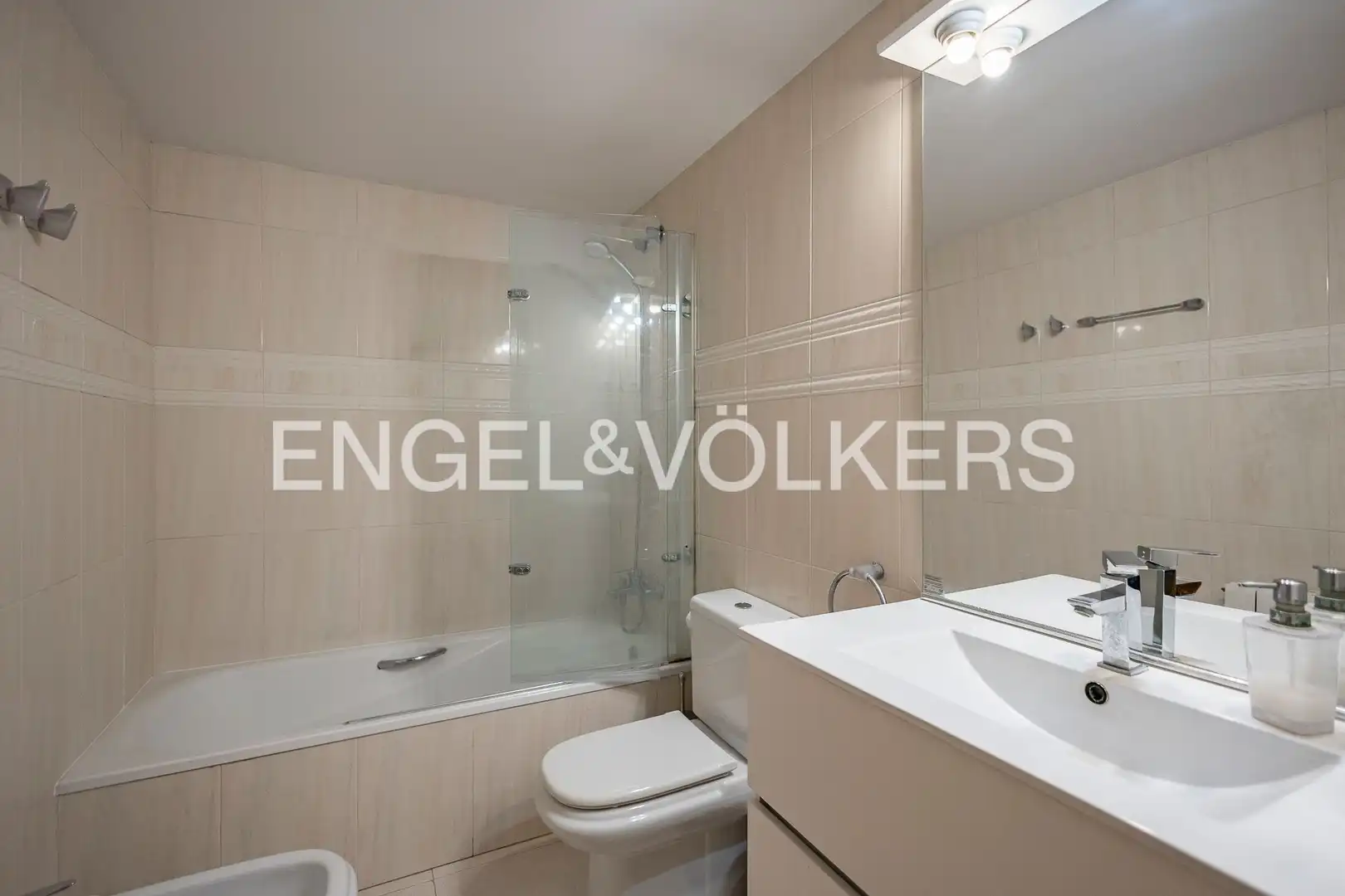 Bathroom of Flat for sale in Sant Joan Despí  with Air Conditioner, Heating and Terrace