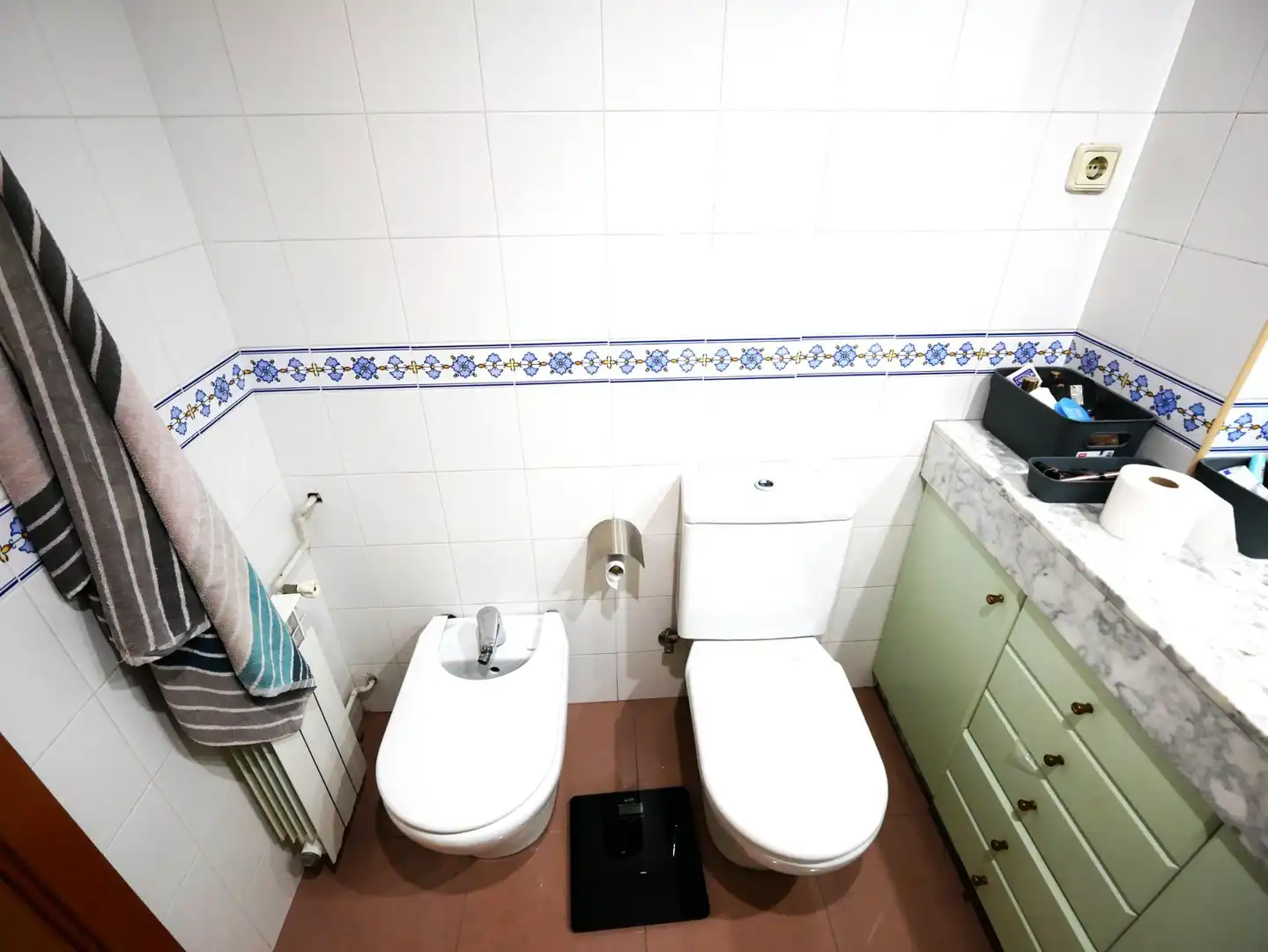 Badezimmer von Wohnung zum Verkauf in Barcelona mit Parkett