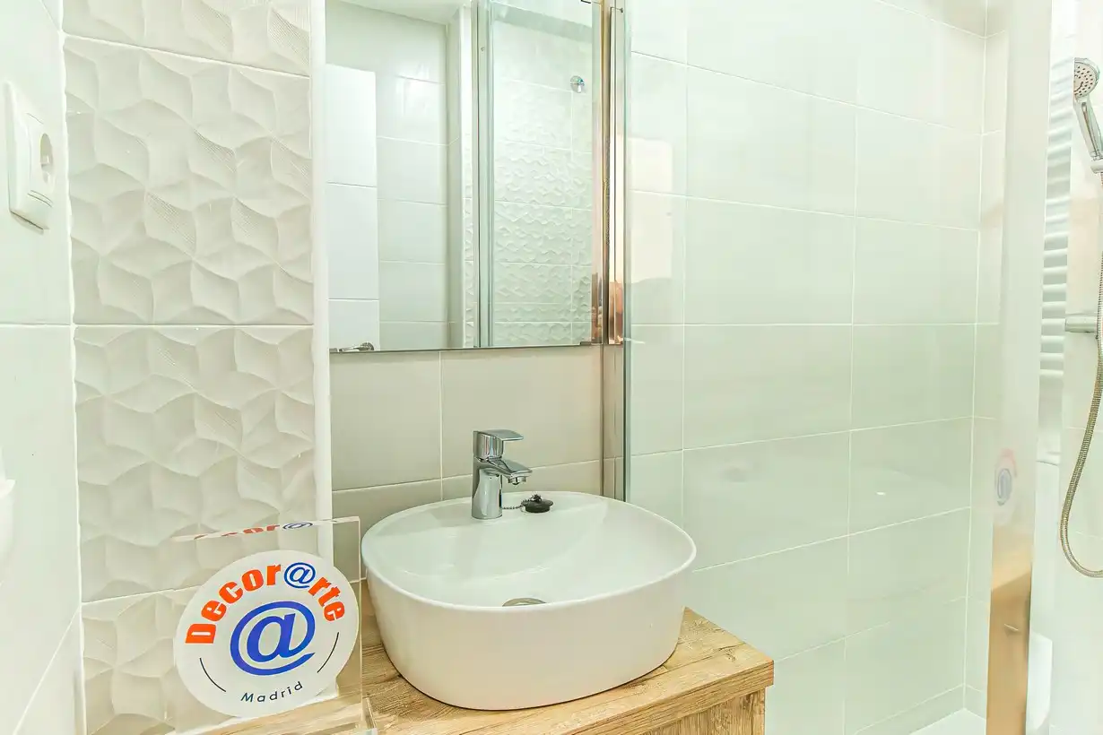 Bathroom of Flat for sale in Madrid  with Air Conditioner, Heating and Furnished