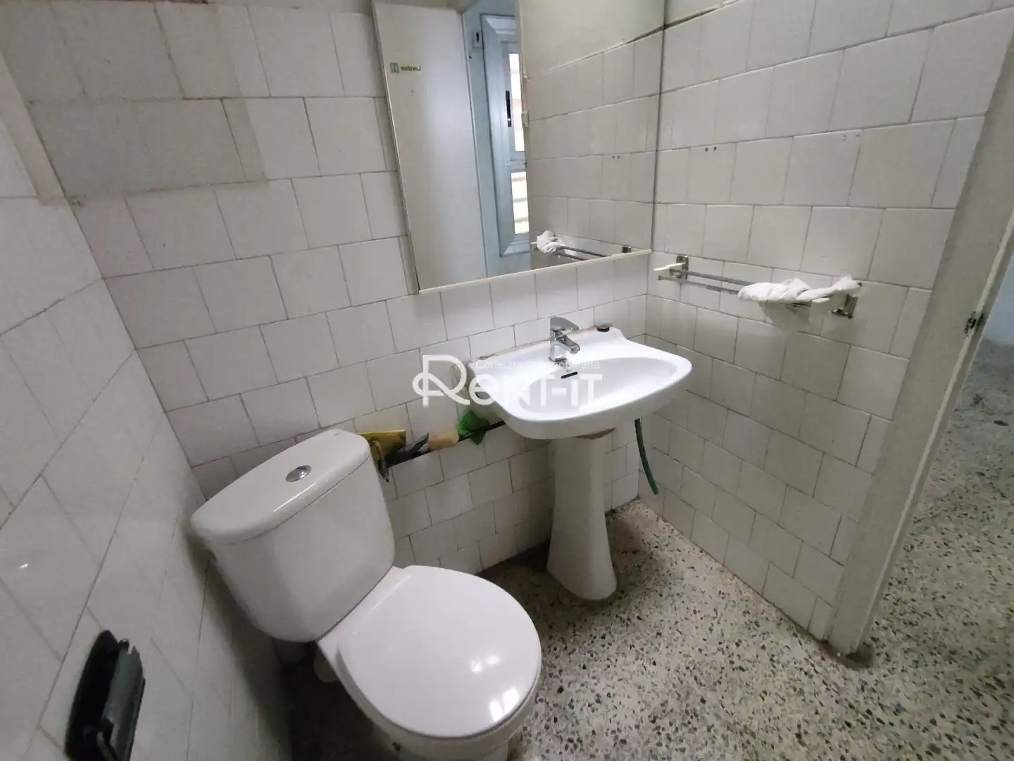 Bany de Local de lloguer en Nou Barris