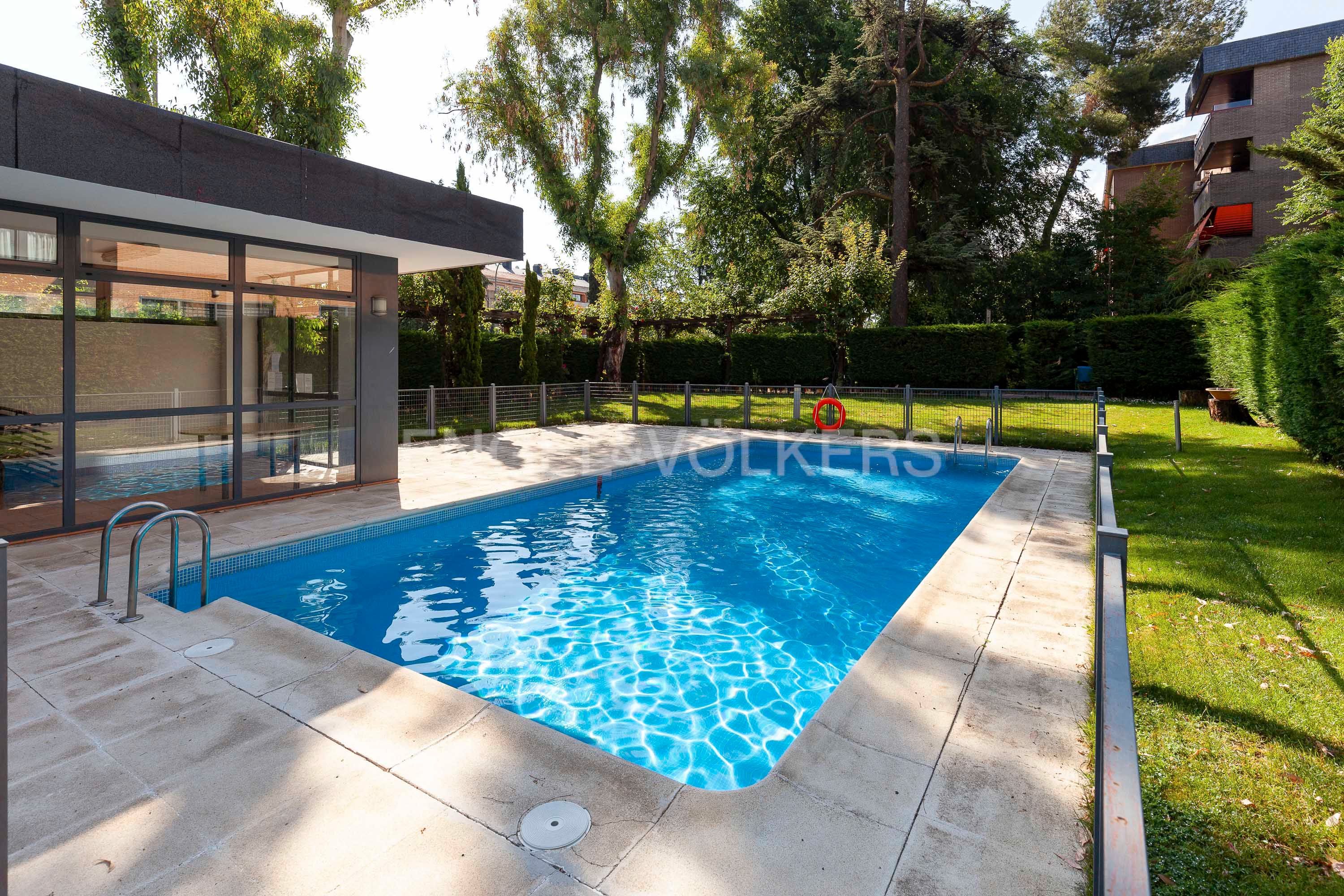 Piscina de Apartament en venda en  Madrid Capital amb Aire condicionat, Calefacció i Jardí privat